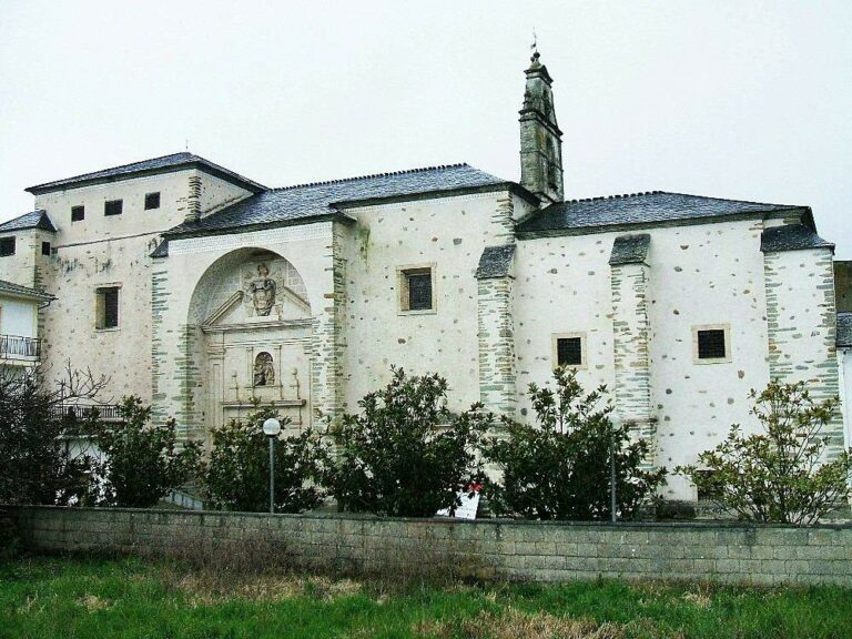 El Monasterio de la Anunciada, en Villafranca del Bierzo, León, declarado Bien de Interés Cultural con categoría de Monumento