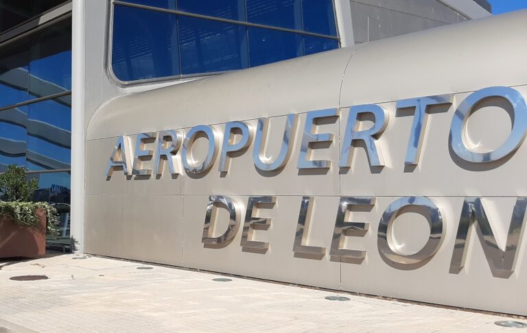 El Consorcio del Aeropuerto propone un nuevo contrato con el destino internacional de Oporto como principal novedad