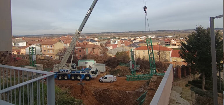 Una grúa para la cara este de la muralla