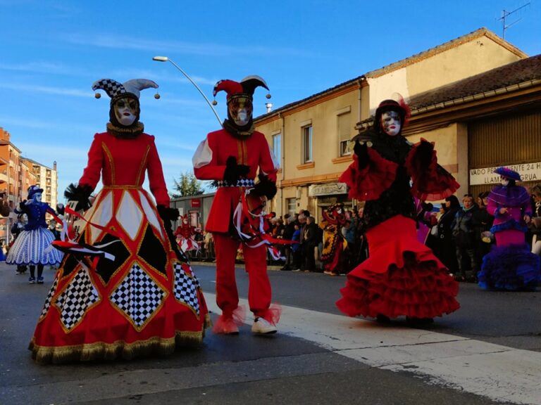 La Piñata llenó Astorga de luz, color, alegría, música e imaginación