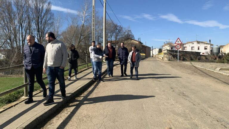 La Diputación destina casi un millón de euros a la mejora de la travesía de Santibáñez de la Isla y la construcción de un nuevo puente