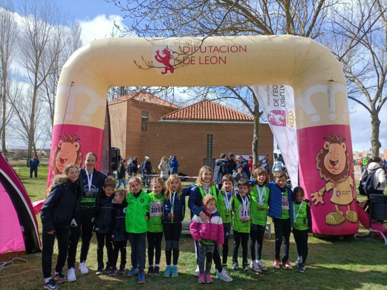 La Escuela Municipal de Atletismo de Astorga se cuelga 12 medallas en el Campeonato Provincial de campo a través