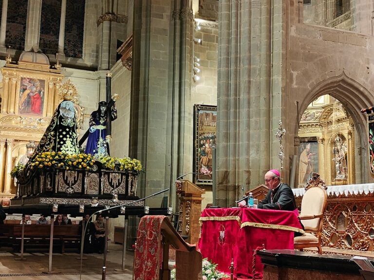 Monseñor Fernández: «La Semana Santa de Astorga es una de las mayores y más gratas sorpresas recibidas al llegar a  esta Iglesia particular»