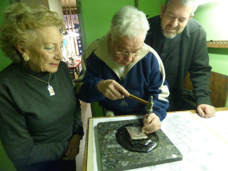 Primera fundición de plata y primeros golpes de cincel para la corona de la Virgen de los Dolores