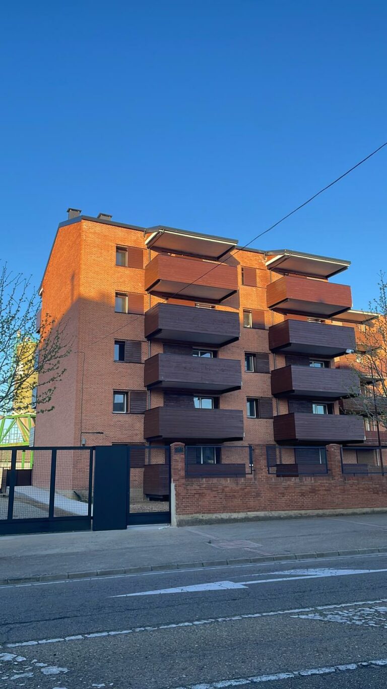 Las obras de rehabilitación de las diez casas de camineros de Astorga para alquiler joven encaran su recta final