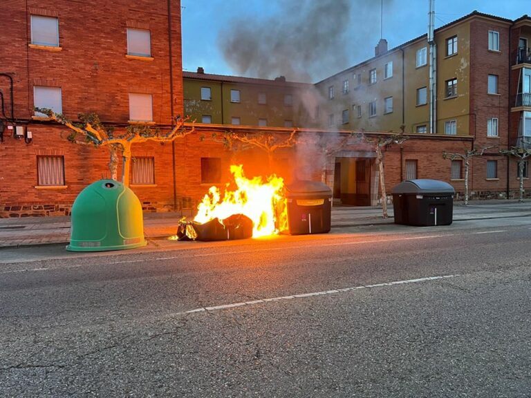 Prenden fuego a dos contenedores en la Madrid-Coruña a la altura del Acuartelamiento Santocildes