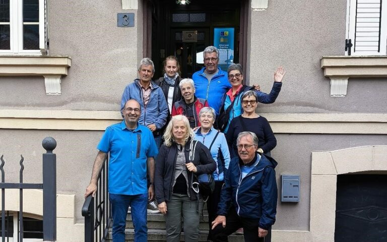 Un grupo de italianos aprende los valores de la peregrinación de la mano de la Asociación de Amigos del Camino de Santiago de Astorga y comarca