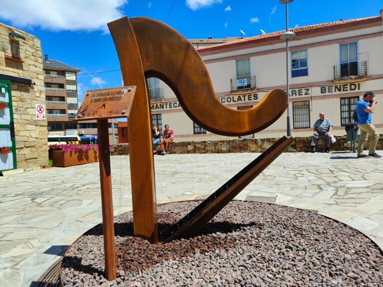 El Aljibe luce una nueva fuente con forma de arpa como homenaje de los músicos de Astorga