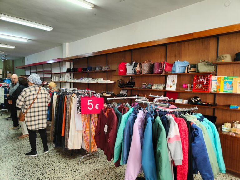 La tercera edición del mercadillo solidario abre sus puertas en Astorga para ayudar las familias necesitadas