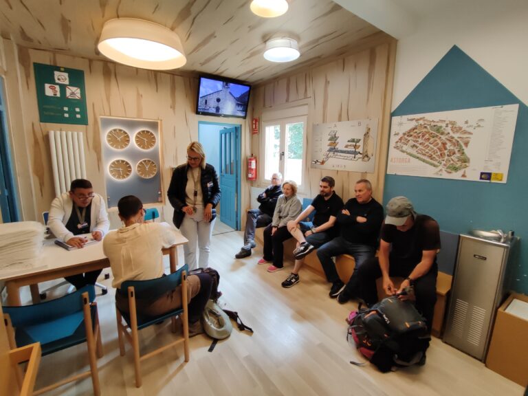 Más de una quincena de personas asisten al curso de hospitaleros voluntarios en el Albergue de la Asociación de Amigos del Camino de Santiago de Astorga