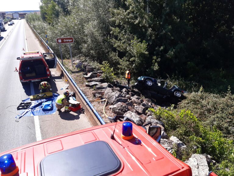 Herido un varón de 53 tras una salida de vía en la N-120 a la altura de Puente de Órbigo