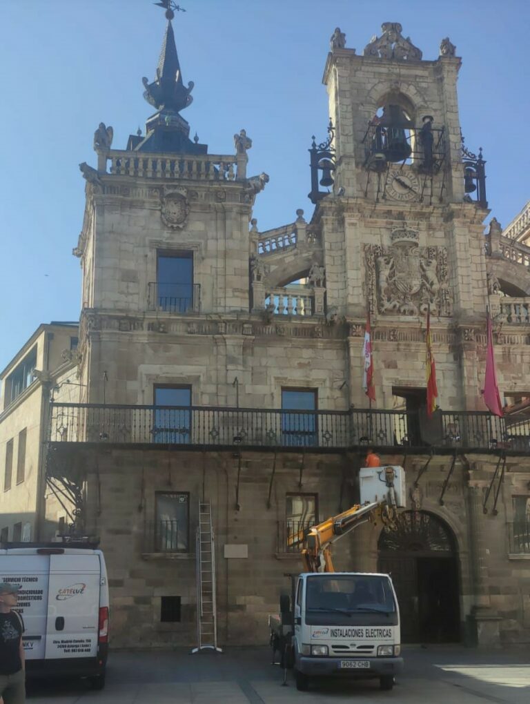 El Ayuntamiento destina casi 10.000 euros a la instalación de iluminación y megafonía en la Plaza Mayor