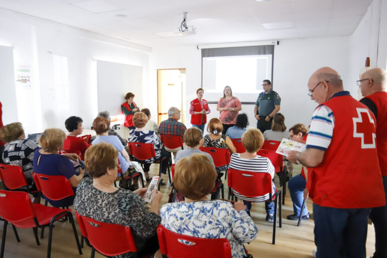 Cruz Roja y Guardia Civil sensibilizan sobre el maltrato edadista; prevención de timos, engaños y robos