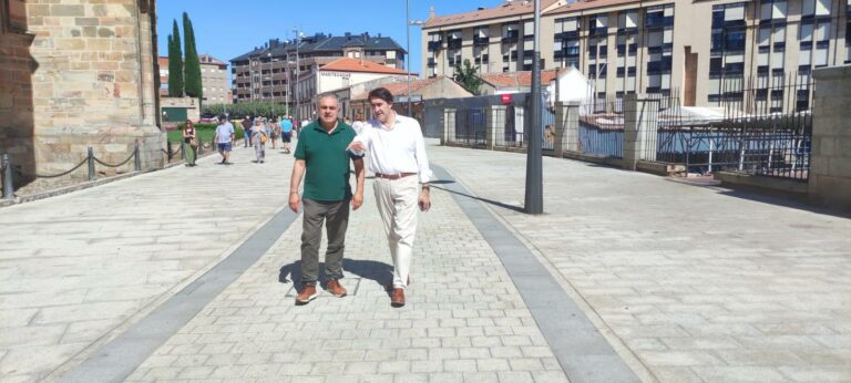 Suárez-Quiñones visita la calle Doctor Mérida Pérez tras su remodelación