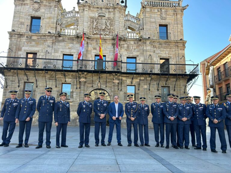 El alcalde de Astorga recibe al jefe del Estado Mayor y al Consejo Superior del Ejército del Aire y del Espacio