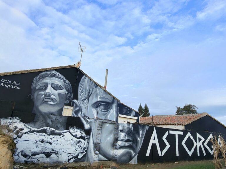 El arte urbano de DA2.0 recibe al peregrino a su entrada en Astorga