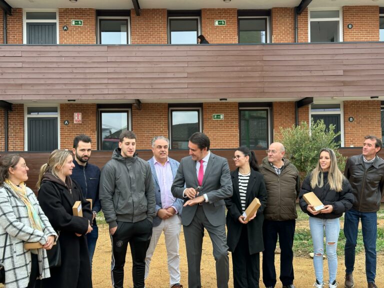 La Junta entrega las llaves de las viviendas de camineros de Astorga rehabilitadas por casi 1,2 millones de euros