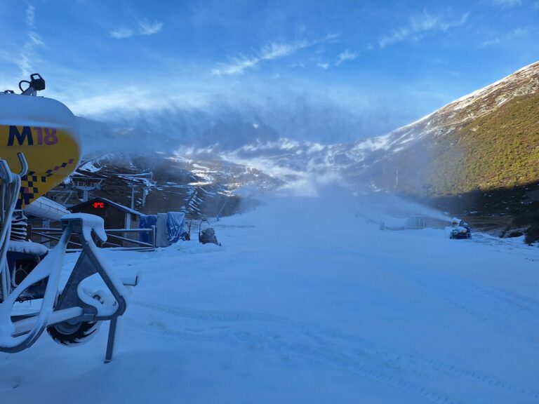 La producción de nieve artificial permite reabrir San Isidro