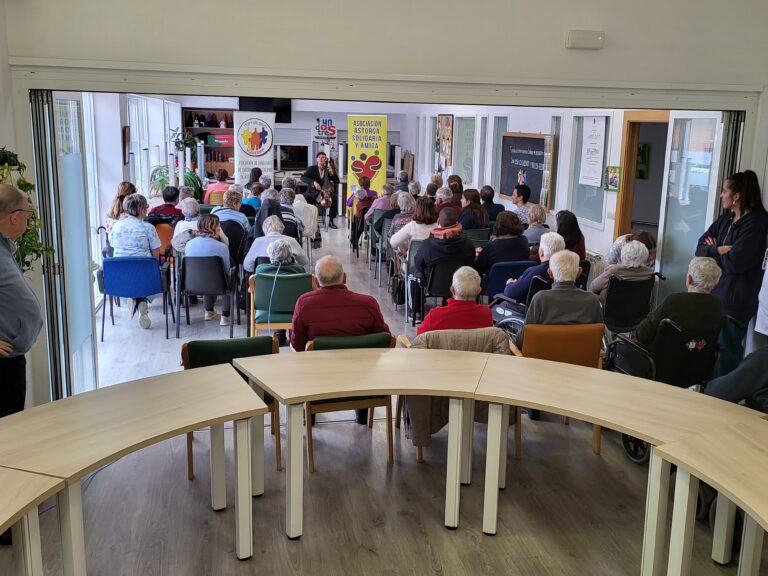 Astorga Solidaria y Amiga lleva música y alegría al Centro de Día del Alzheimer con la actuación de John Fellingham