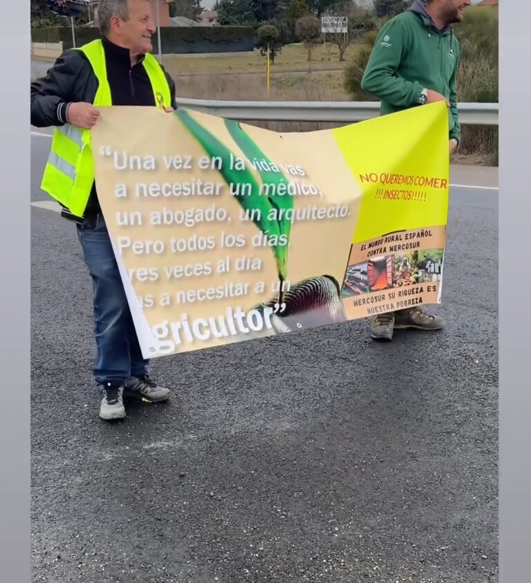 Medio centenar de personas cortan la N-120 en Villadangos del Páramo para protestar por la situación del campo