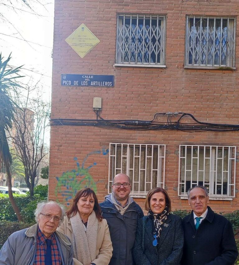 Madrid rinde homenaje a Evaristo Fernández Blanco con una placa en su piso del barrio de Moratalaz