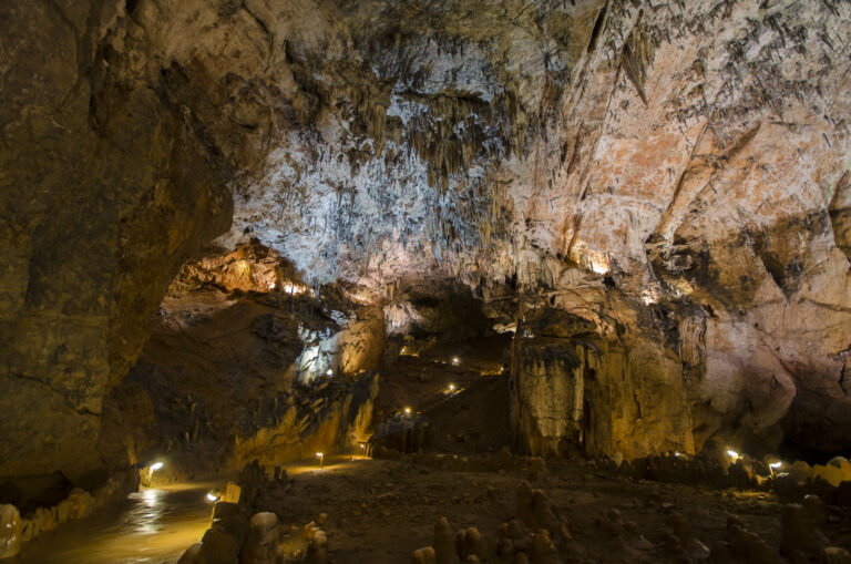 La Cueva de Valporquero inicia la temporada hasta el 8 de diciembre