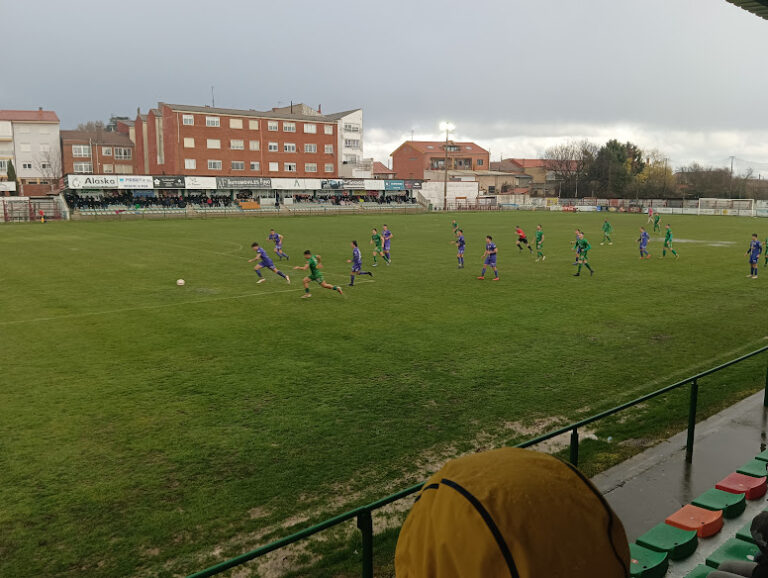 Sobre un campo impracticable, un gol de Ceinos rescató un punto en el descuento